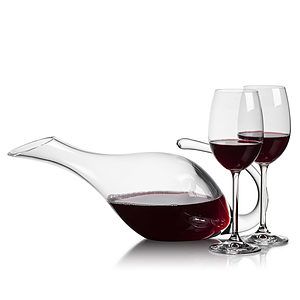 Reyna Carafe & Woodbridge Wine